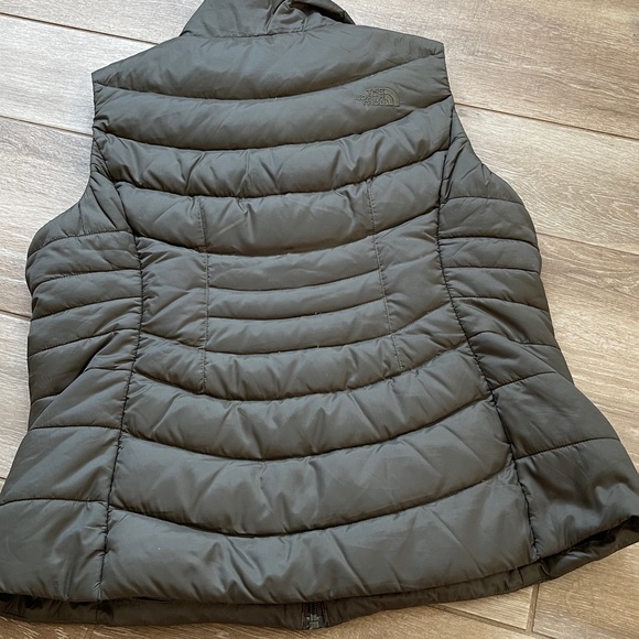 The North Face 550 Puffer Vest LARGE - Picture 9 of 10